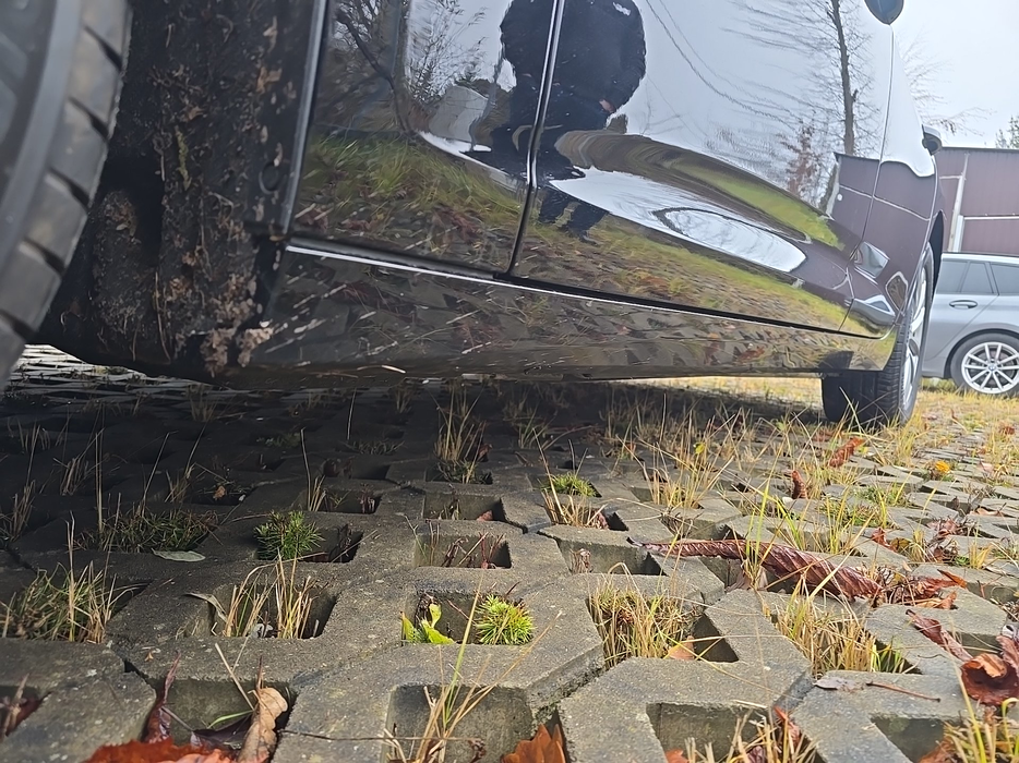 Zdjęcie progu przedniego lewego od dołu po przekątnej