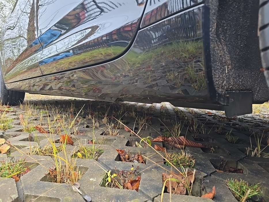 Zdjęcie progu tylnego lewego od dołu po przekątnej