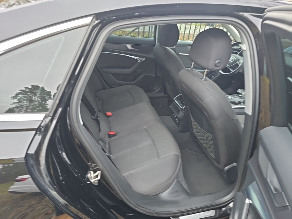 Zdjęcie wnętrza od pasażera, tył