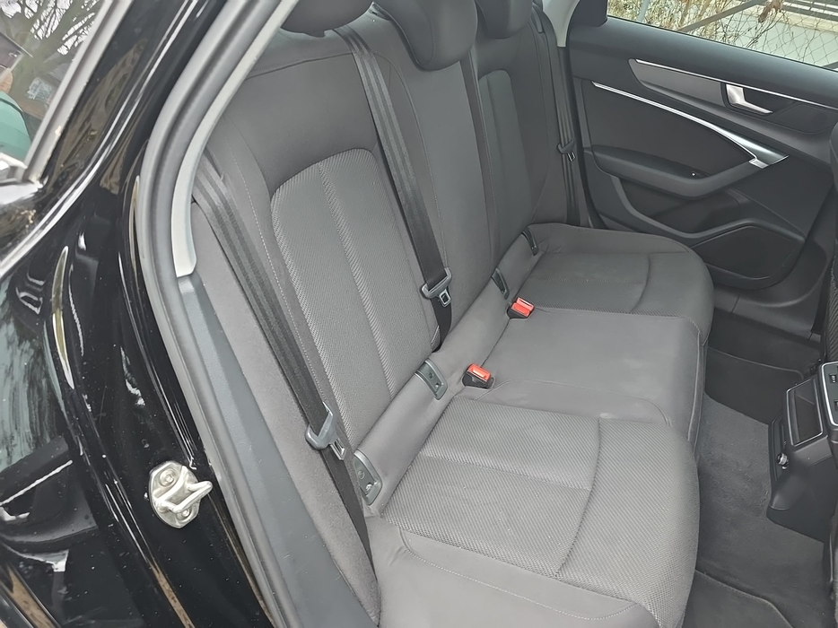 Zdjęcie kanapy tylnej z prawej strony