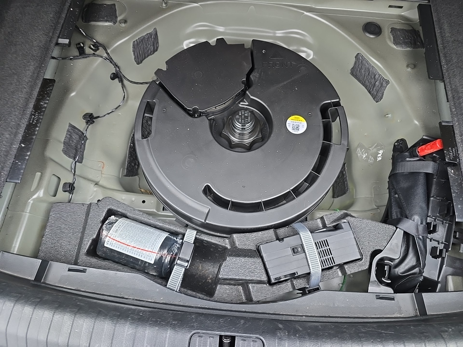 Zdjęcie przestrzeni pod wykładziną bagażnika