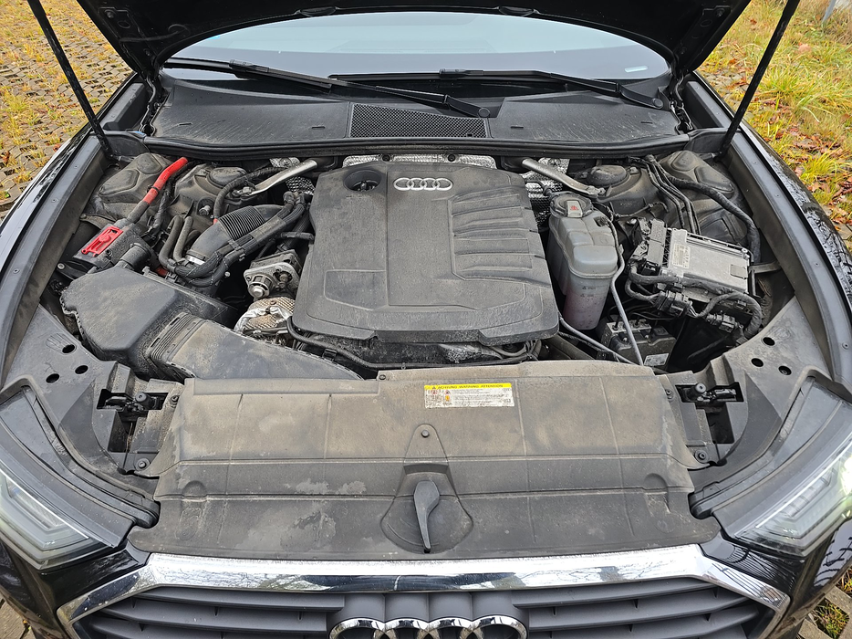 Zdjęcie wnętrza komory silnika