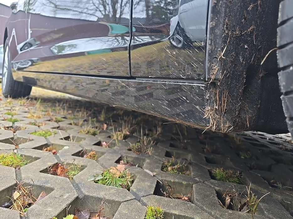 Zdjęcie progu przedniego prawego od dołu po przekątnej