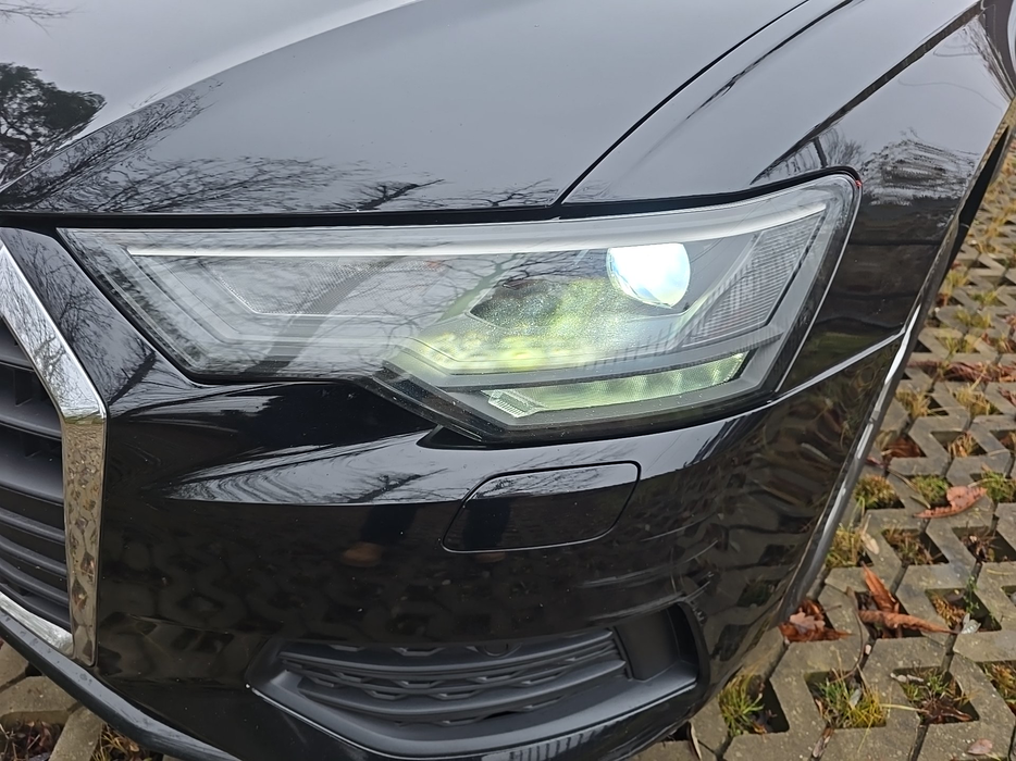 Zdjęcie oświetlenia przedniego i dolnego lewego