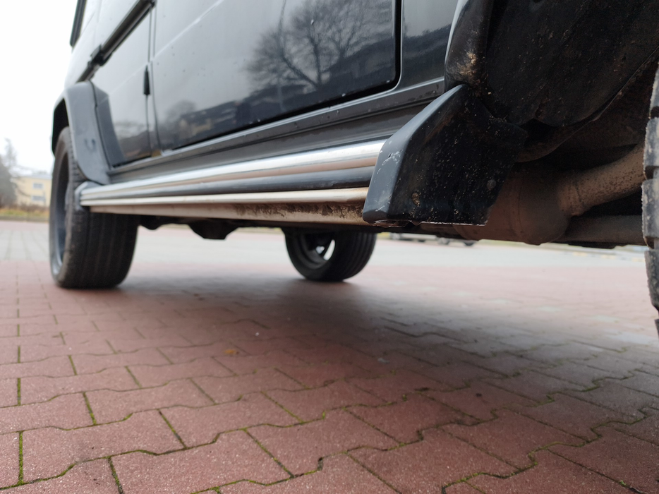 Zdjęcie progu przedniego prawego od dołu po przekątnej