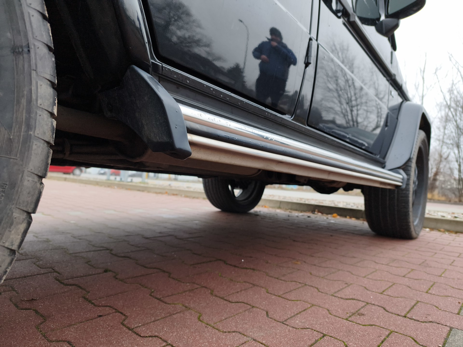 Zdjęcie progu tylnego prawego od dołu po przekątnej