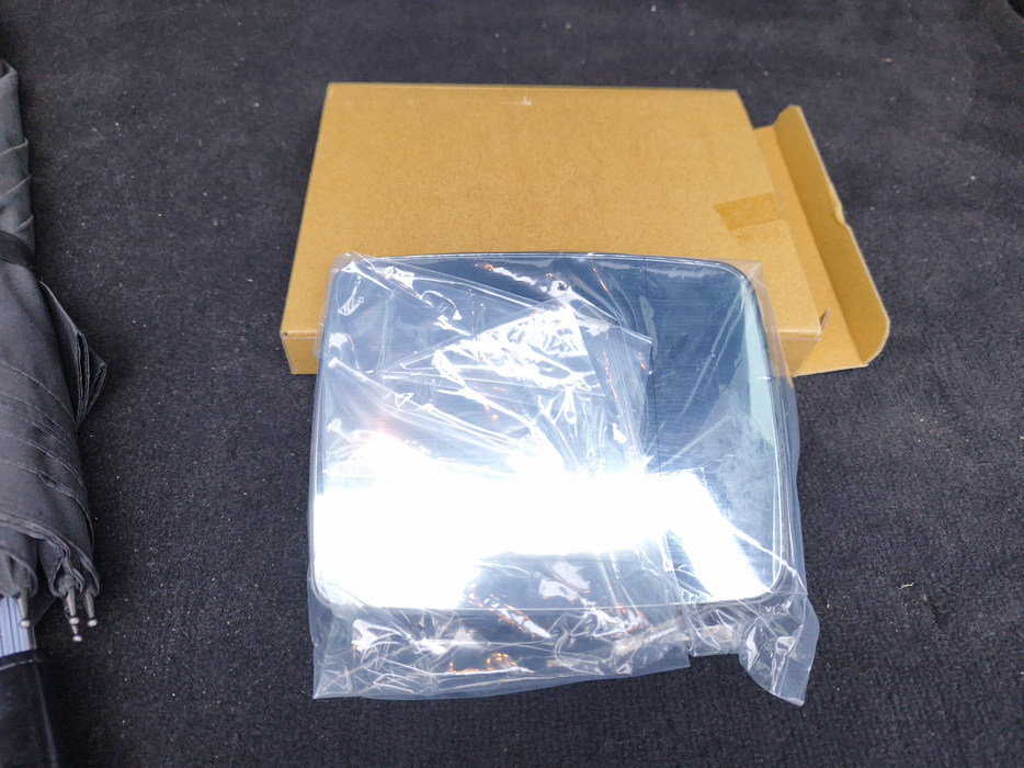 Zdjęcie przestrzeni pod wykładziną bagażnika