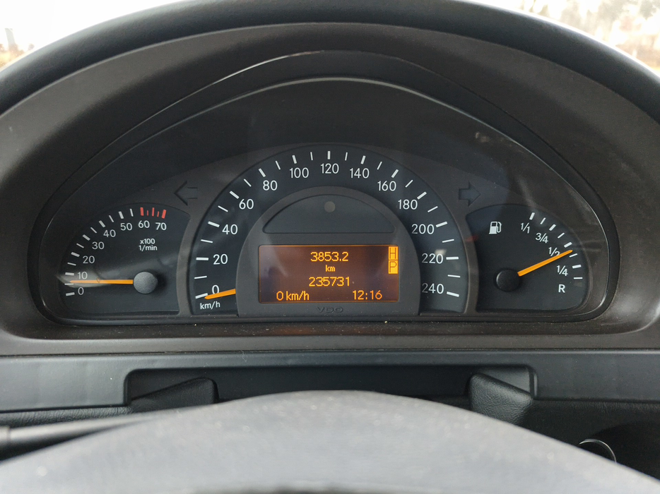 Zdjęcie zegarów i kontrolek po uruchomieniu silnika