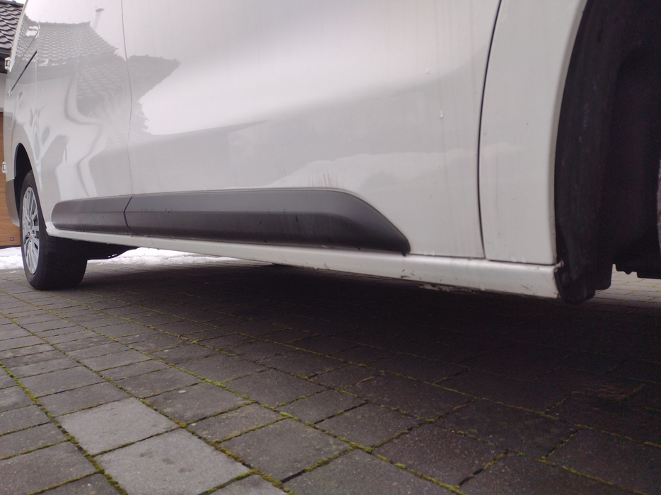 Zdjęcie progu przedniego prawego od dołu po przekątnej