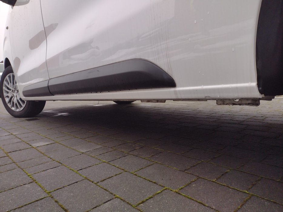 Zdjęcie progu tylnego lewego od dołu po przekątnej