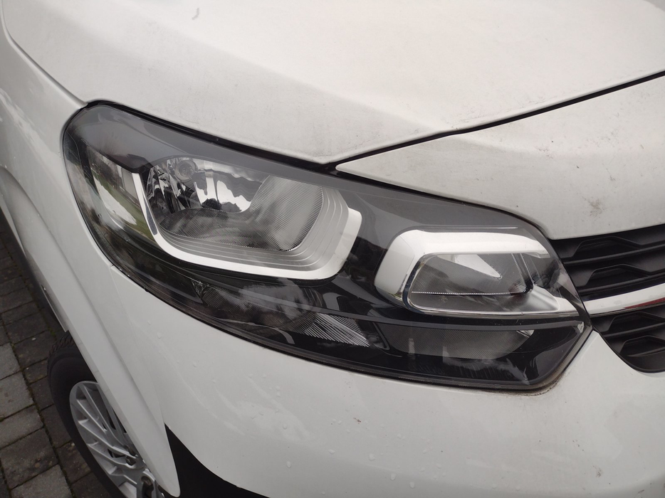 Zdjęcie oświetlenia przedniego górnego i dolnego prawego