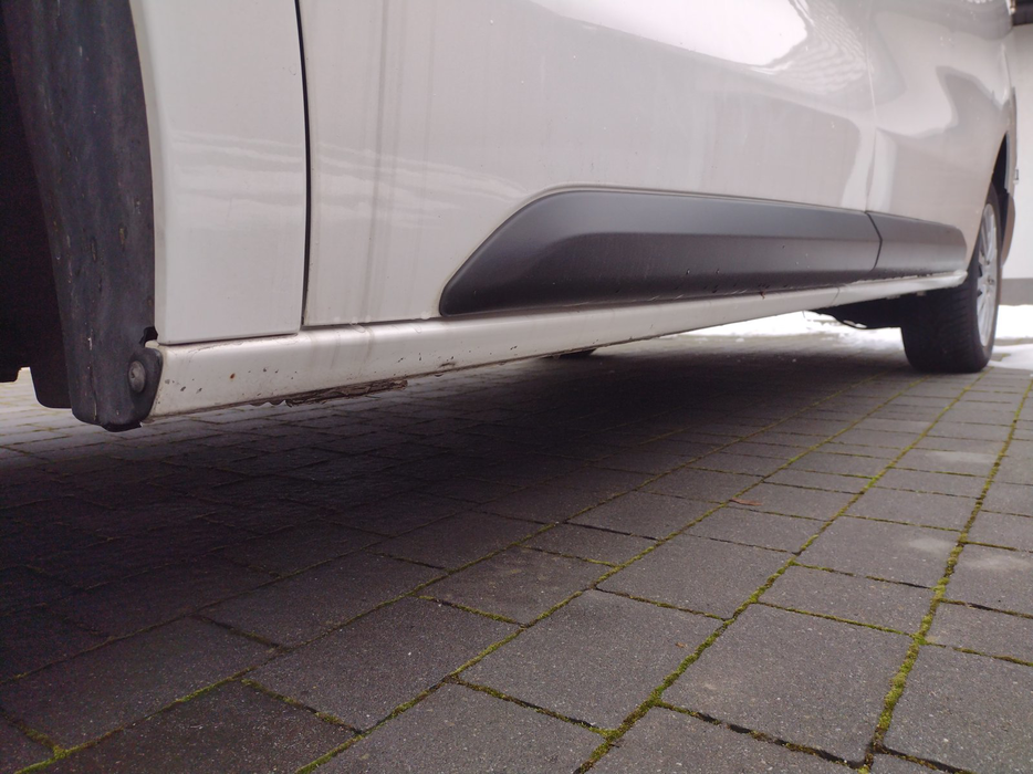 Zdjęcie progu przedniego lewego od dołu po przekątnej