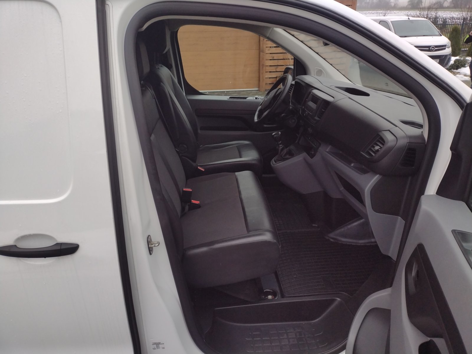 Zdjęcie wnętrza od pasażera, przód