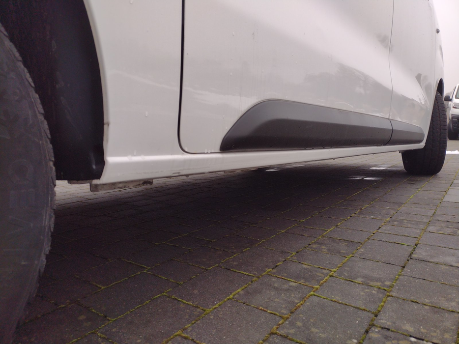 Zdjęcie progu tylnego prawego od dołu po przekątnej