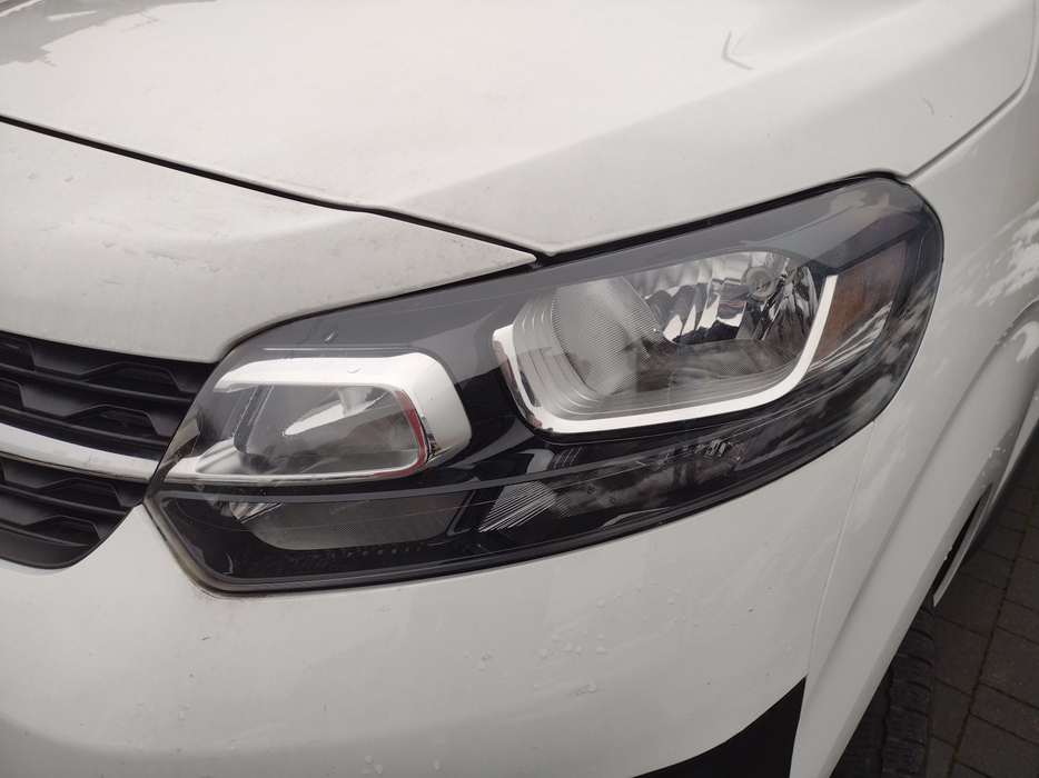 Zdjęcie oświetlenia przedniego górnego i dolnego lewego