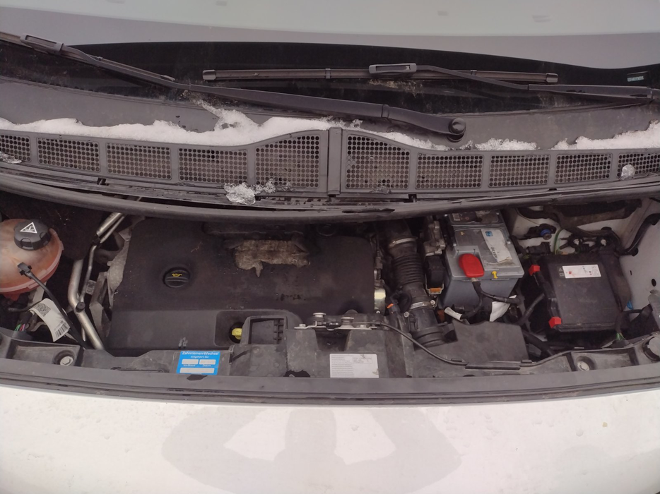 Zdjęcie wnętrza komory silnika