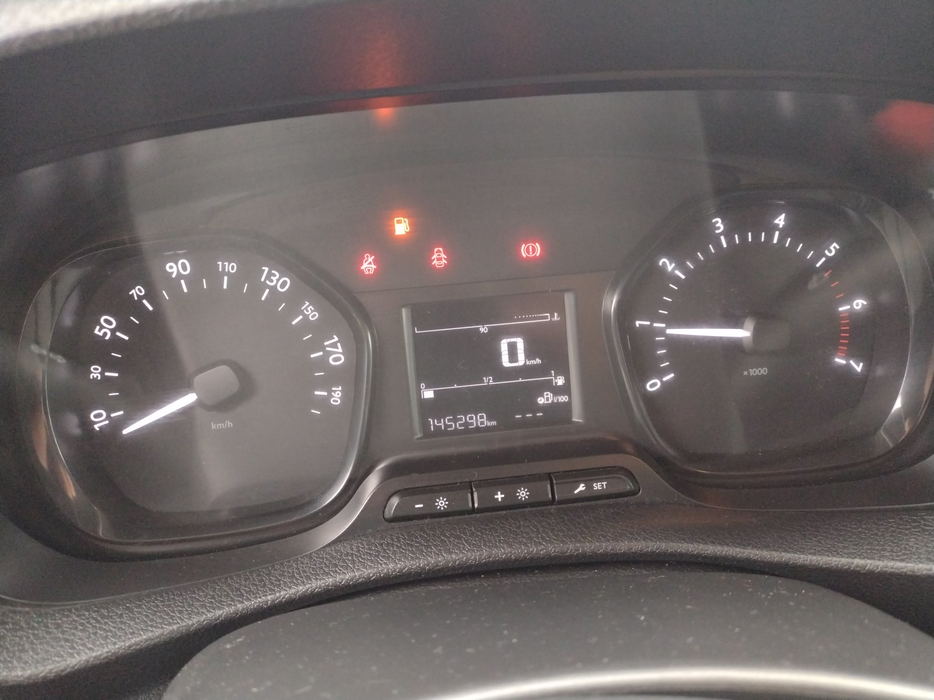 Zdjęcie zegarów i kontrolek po uruchomieniu silnika