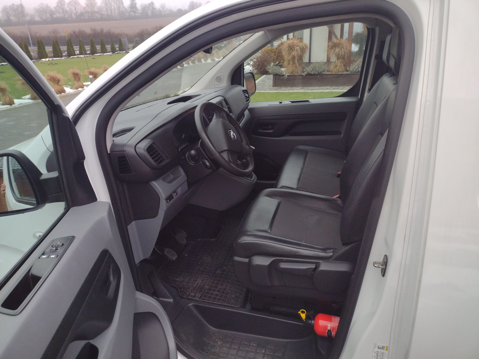 Zdjęcie wnętrza od kierowcy przód