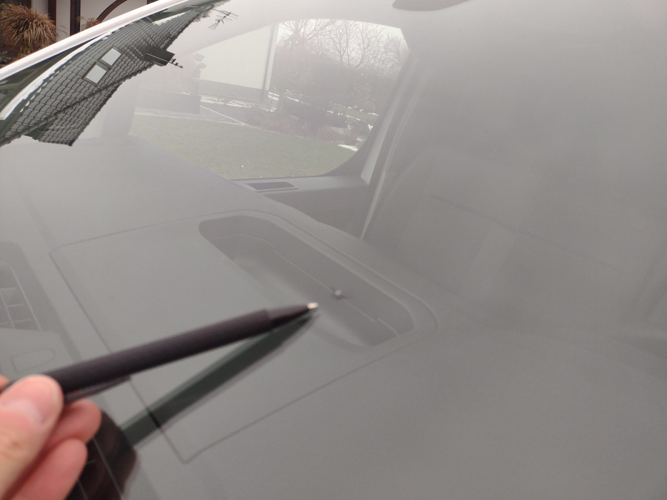 Zdjęcie szyby czołowej - zdjęcie uszkodzeń