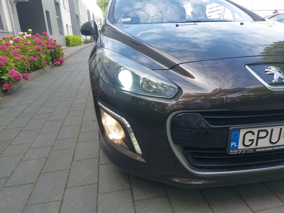 Zdjęcie oświetlenia przedniego i dolnego prawego