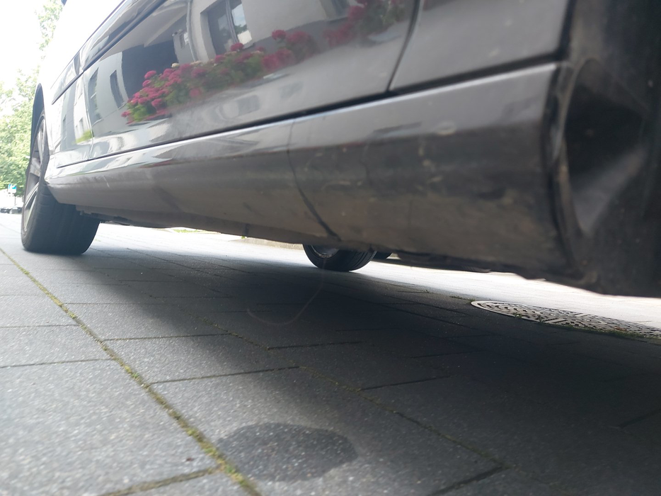Zdjęcie progu przedniego prawego od dołu po przekątnej