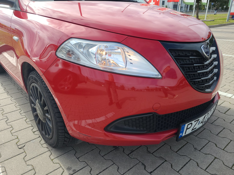 Zdjęcie oświetlenia przedniego i dolnego prawego