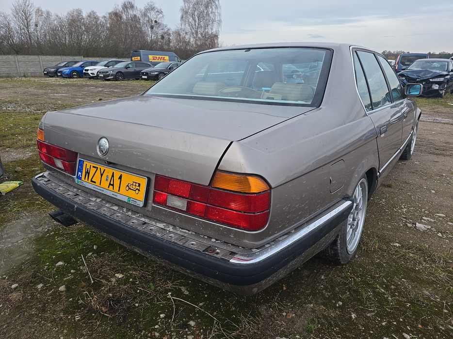 Zdjęcie po ukosie, prawy tył