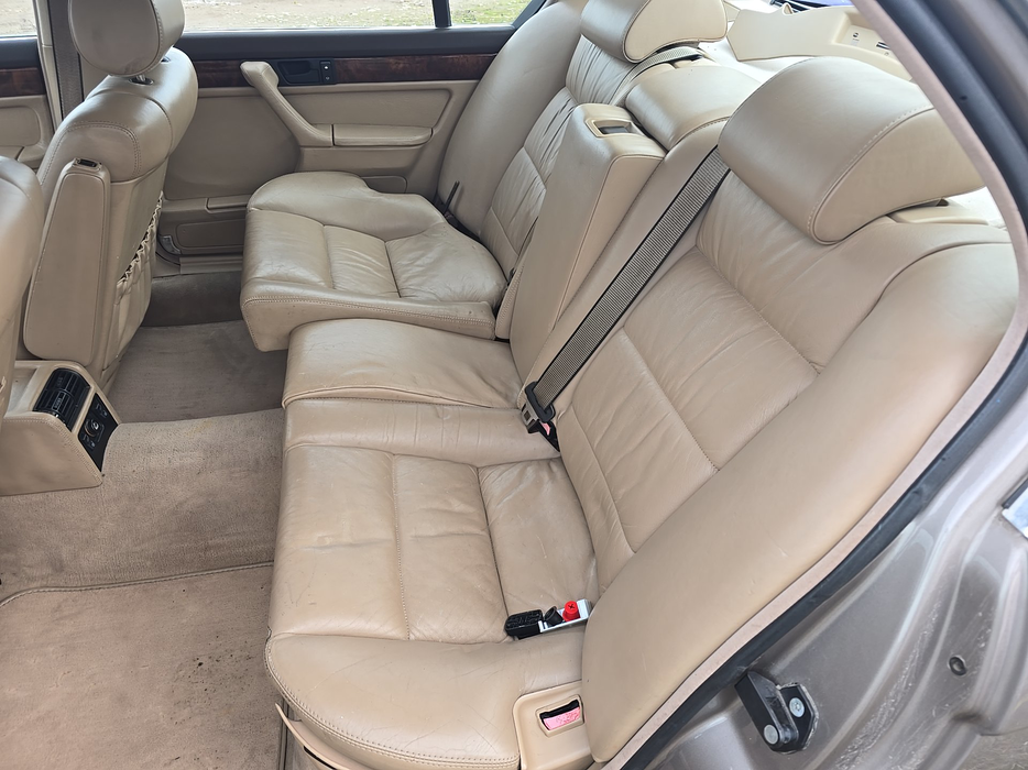 Zdjęcie kanapy tylnej z lewej strony