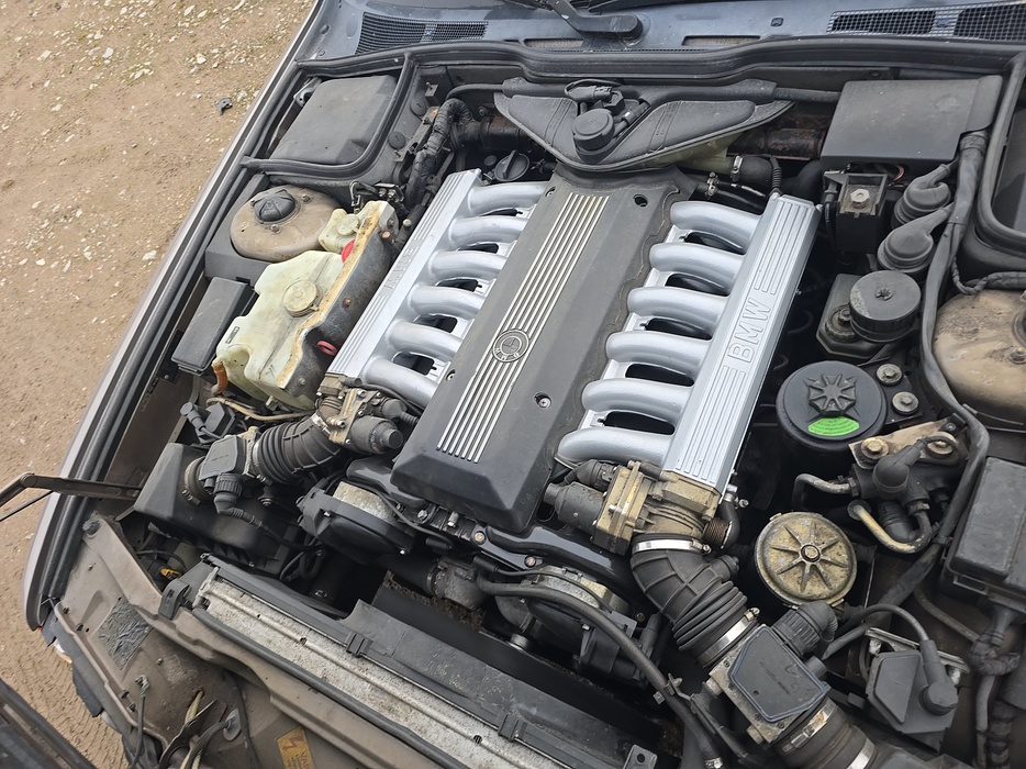 Zdjęcie wnętrza komory silnika