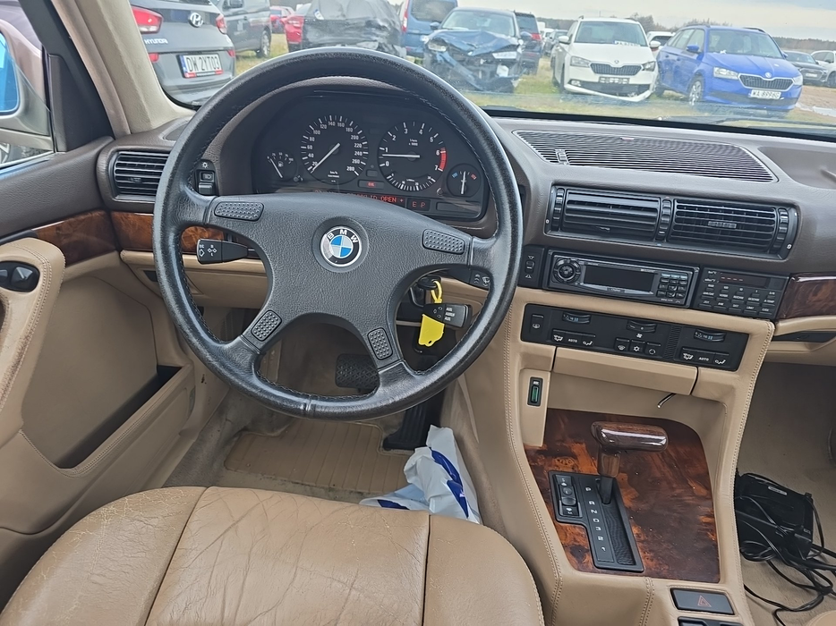 Zdjęcie kokpitu i kierownicy