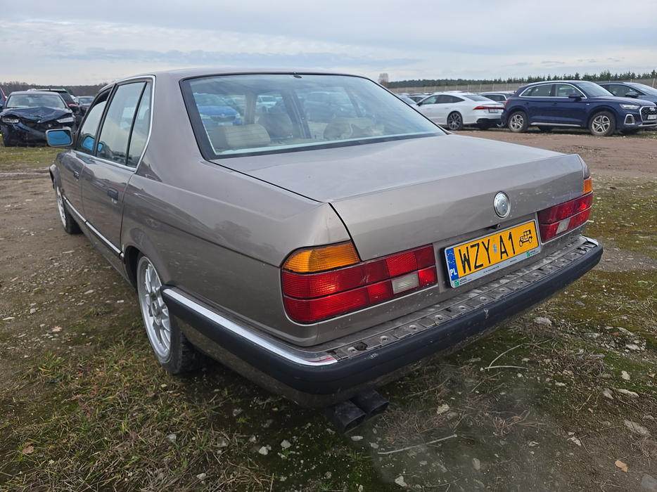 Zdjęcie po ukosie, lewy tył