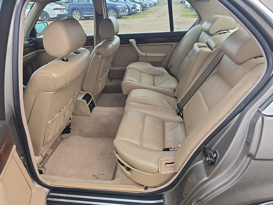 Zdjęcie wnętrza od kierowcy, tył