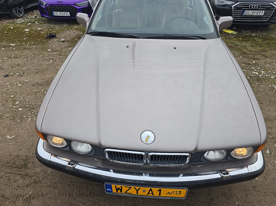 Zdjęcie pokrywy komory silnika