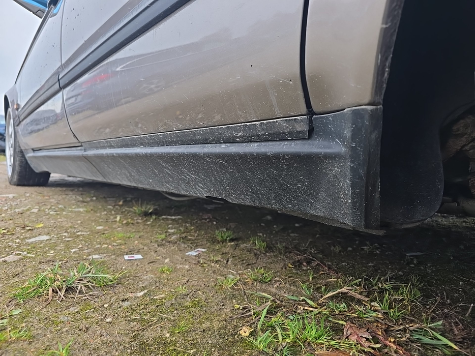 Zdjęcie progu tylnego lewego od dołu po przekątnej