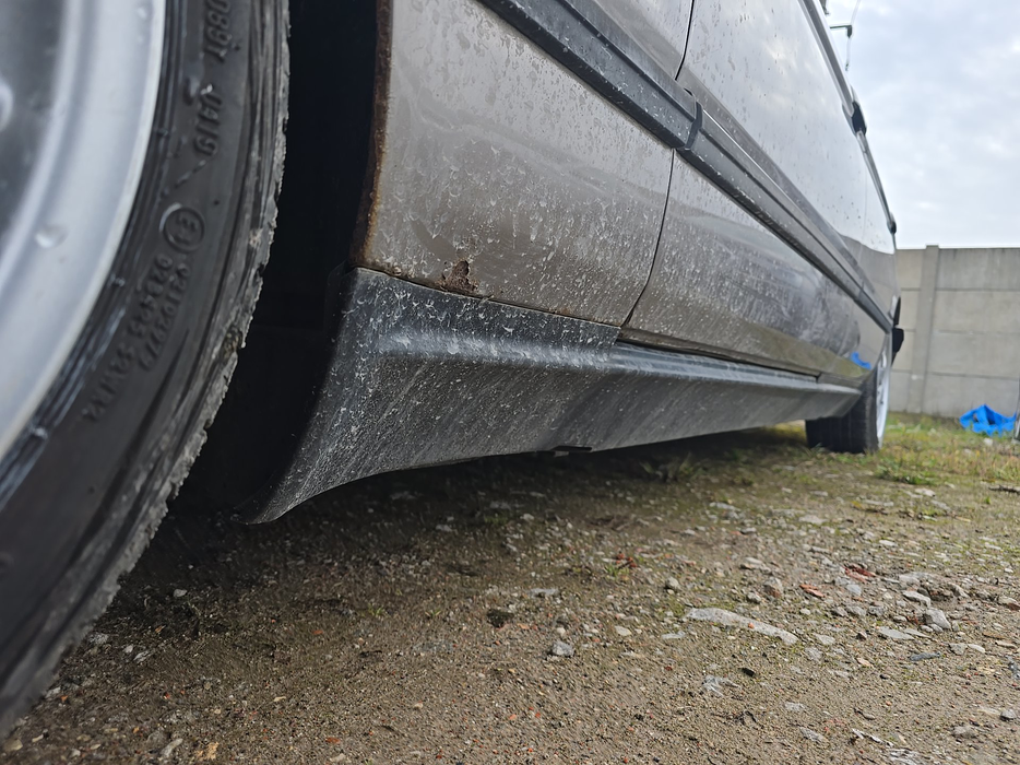 Zdjęcie progu przedniego lewego od dołu po przekątnej