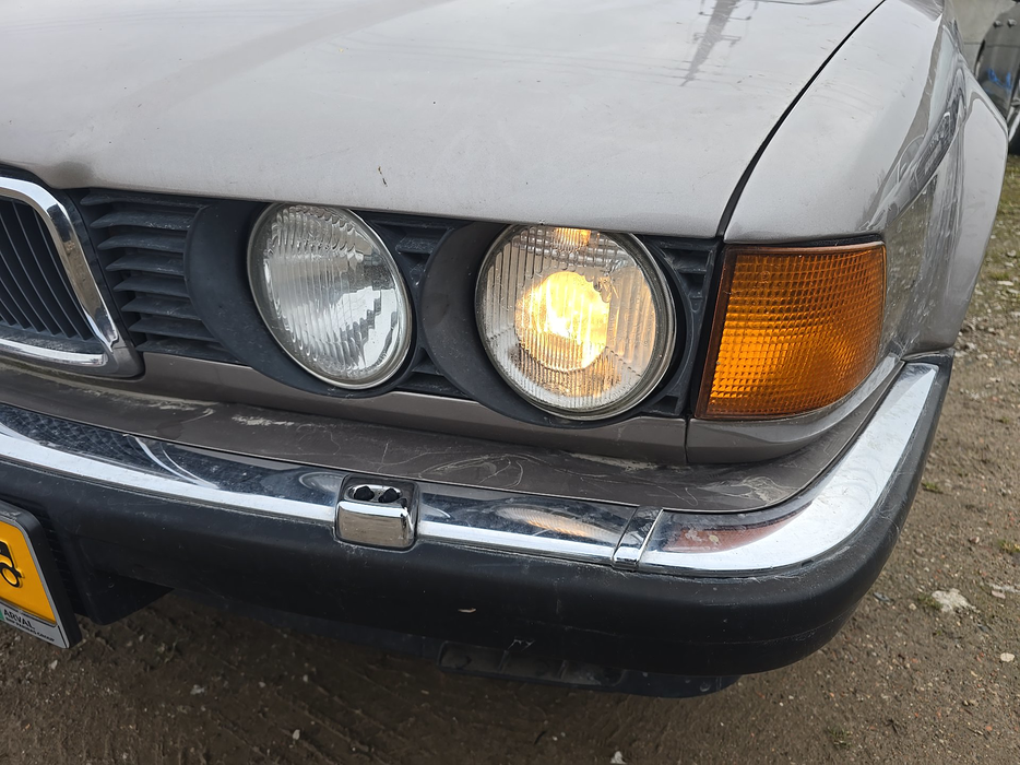 Zdjęcie oświetlenia przedniego i dolnego lewego