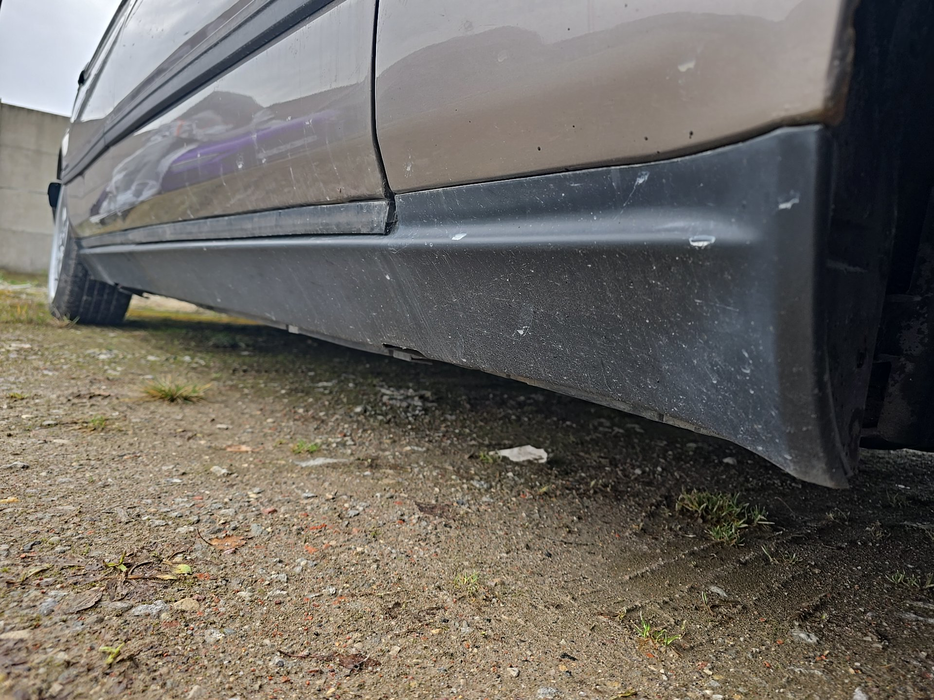 Zdjęcie progu przedniego prawego od dołu po przekątnej