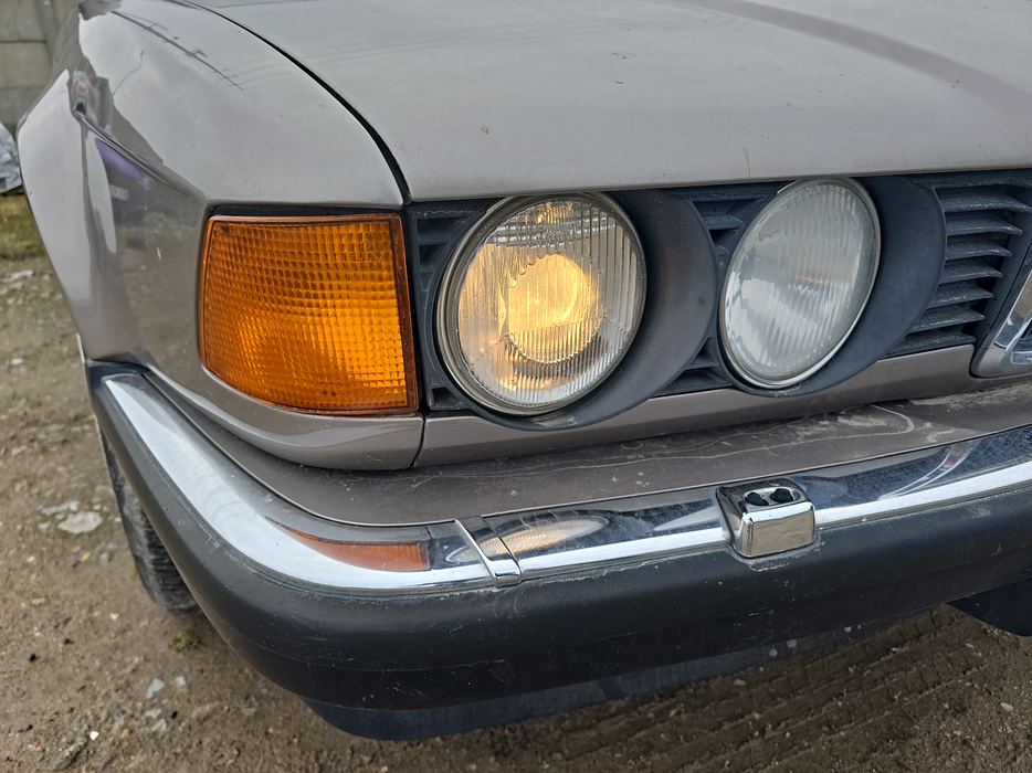 Zdjęcie oświetlenia przedniego i dolnego prawego