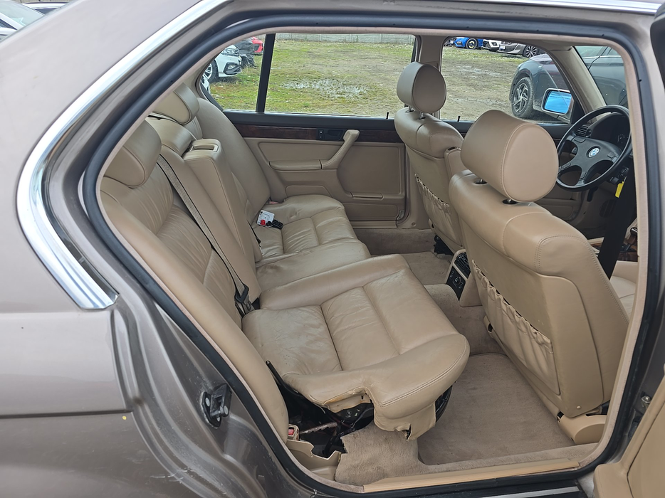 Zdjęcie wnętrza od pasażera, tył