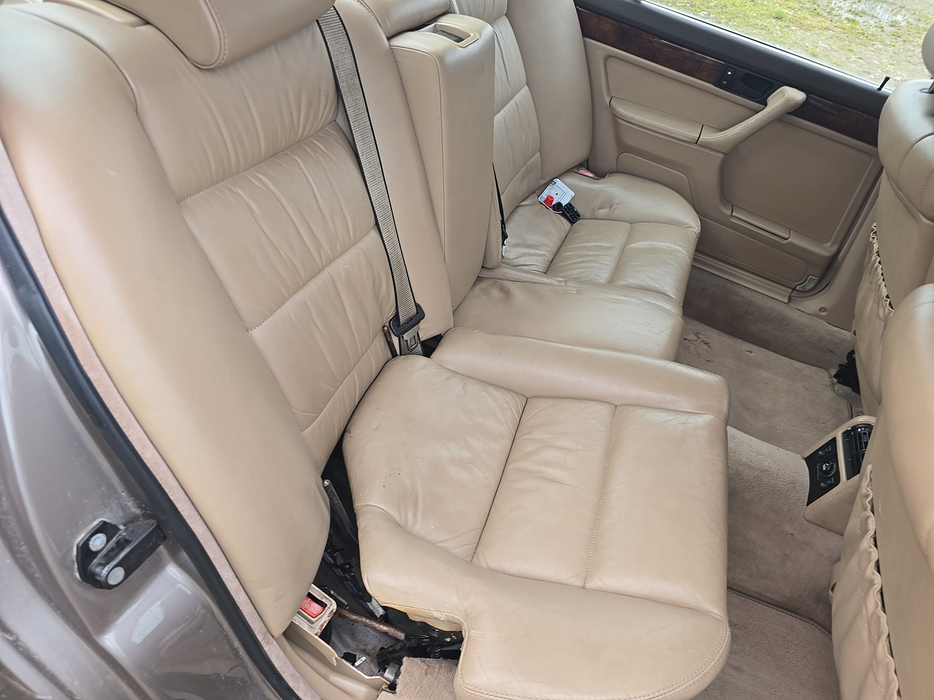 Zdjęcie kanapy tylnej z prawej strony