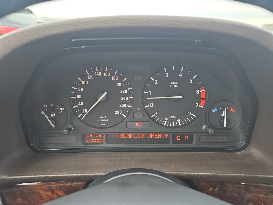 Zdjęcie zegarów i kontrolek po uruchomieniu silnika