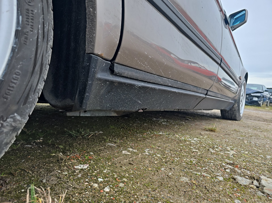 Zdjęcie progu tylnego prawego od dołu po przekątnej