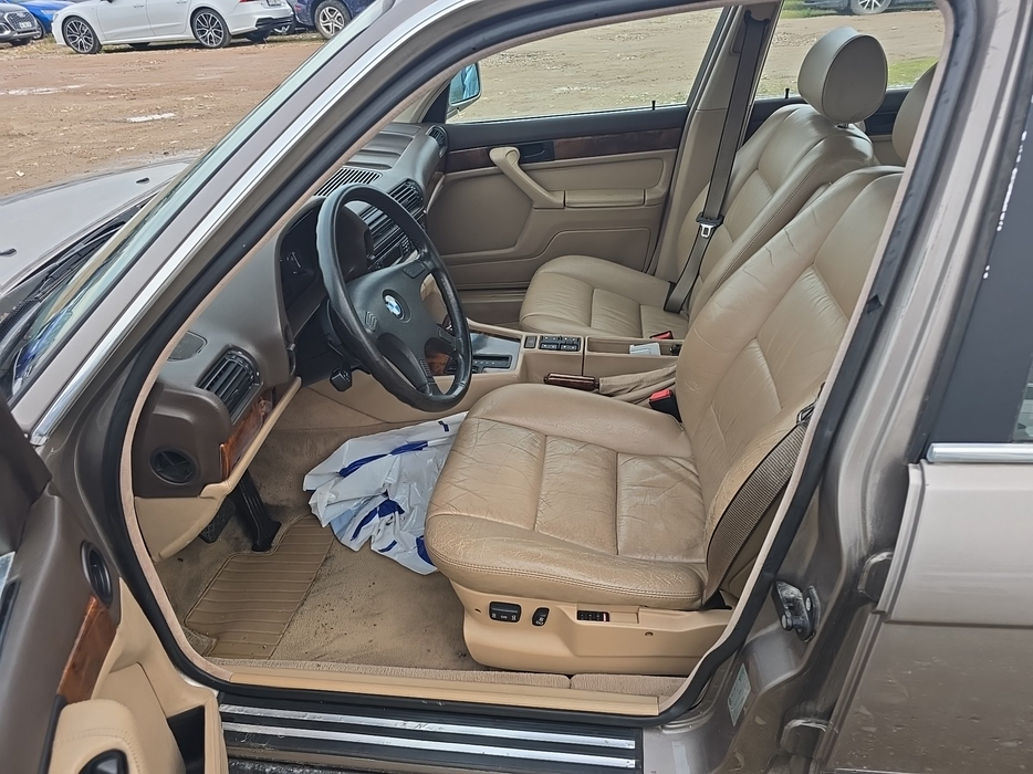 Zdjęcie wnętrza od kierowcy, przód