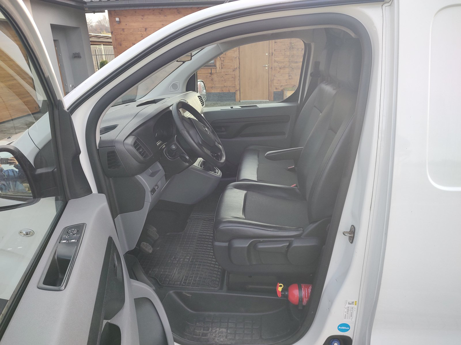 Zdjęcie wnętrza od kierowcy przód