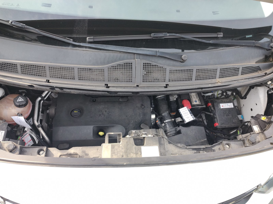 Zdjęcie wnętrza komory silnika