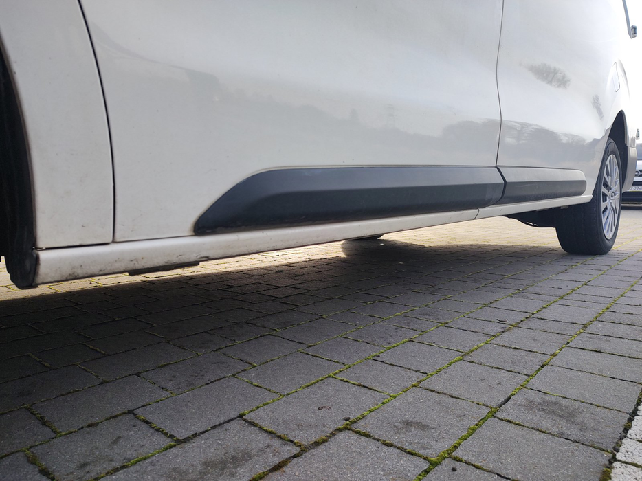 Zdjęcie progu przedniego lewego od dołu po przekątnej