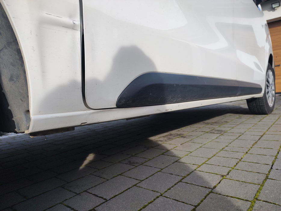 Zdjęcie progu tylnego prawego od dołu po przekątnej