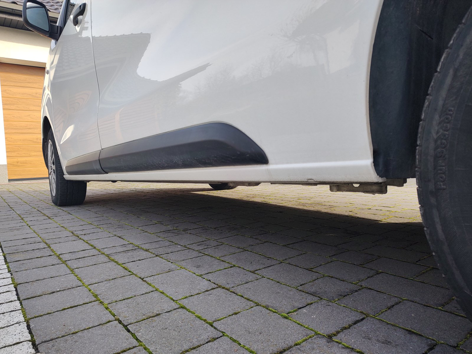 Zdjęcie progu tylnego lewego od dołu po przekątnej