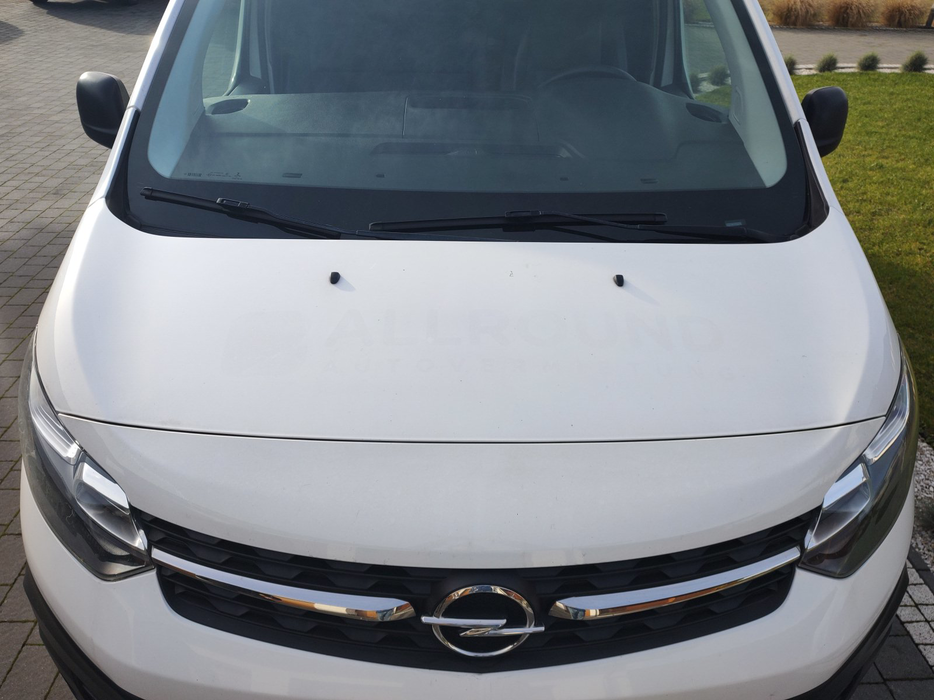 Zdjęcie pokrywy komory silnika