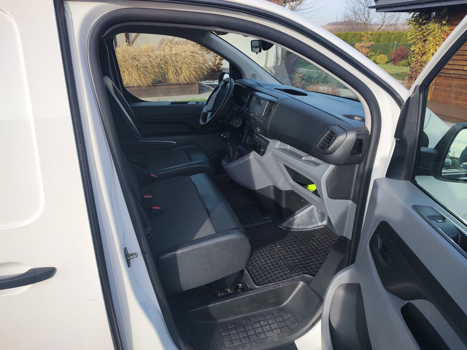 Zdjęcie wnętrza od pasażera, przód